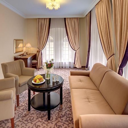 Windsor Spa Hotel KLV Exterior foto