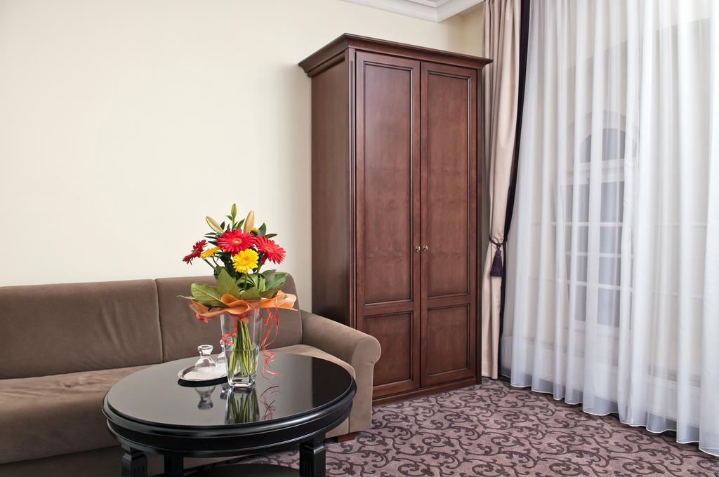 Windsor Spa Hotel KLV Exterior foto