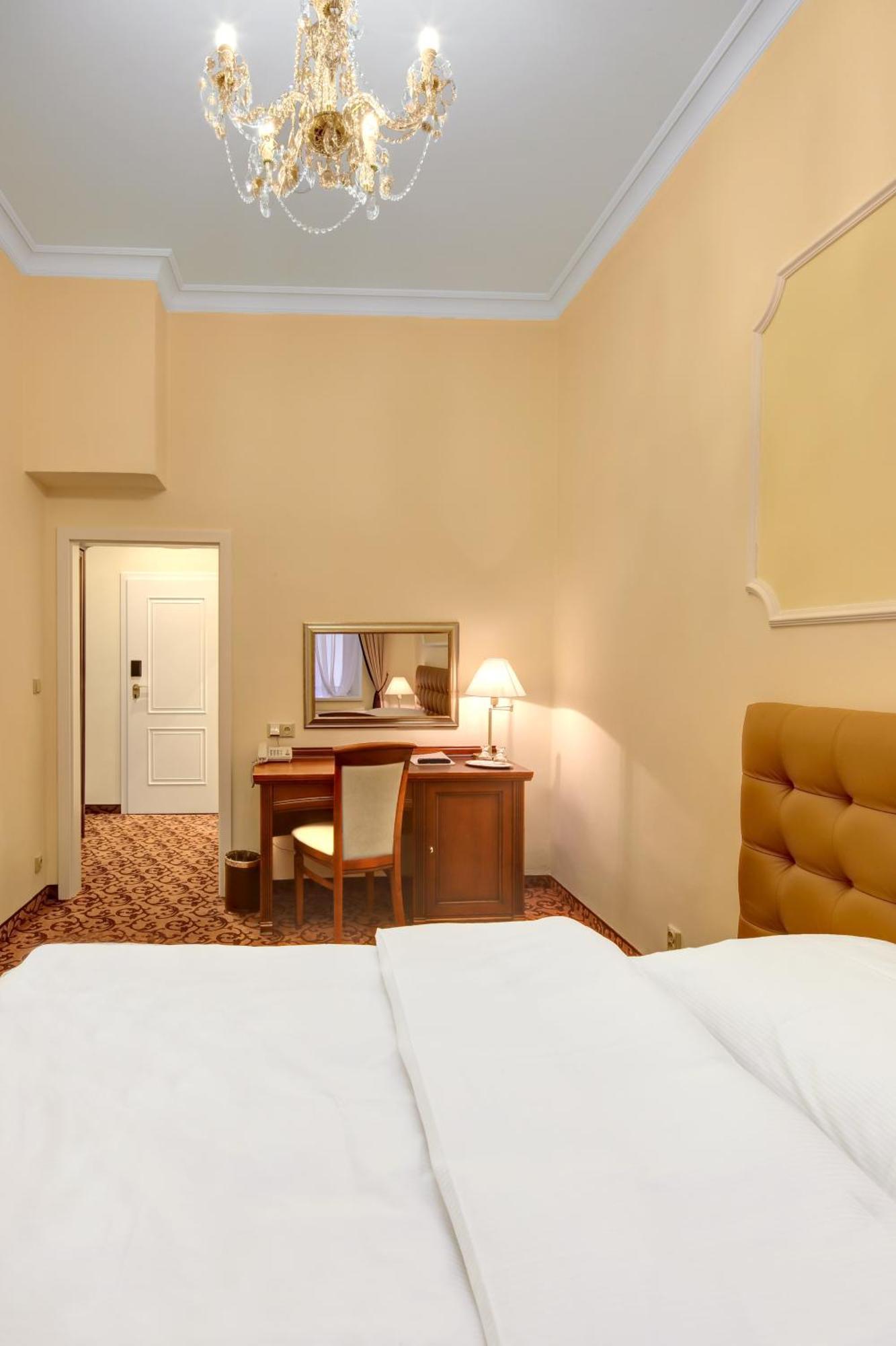 Windsor Spa Hotel KLV Exterior foto